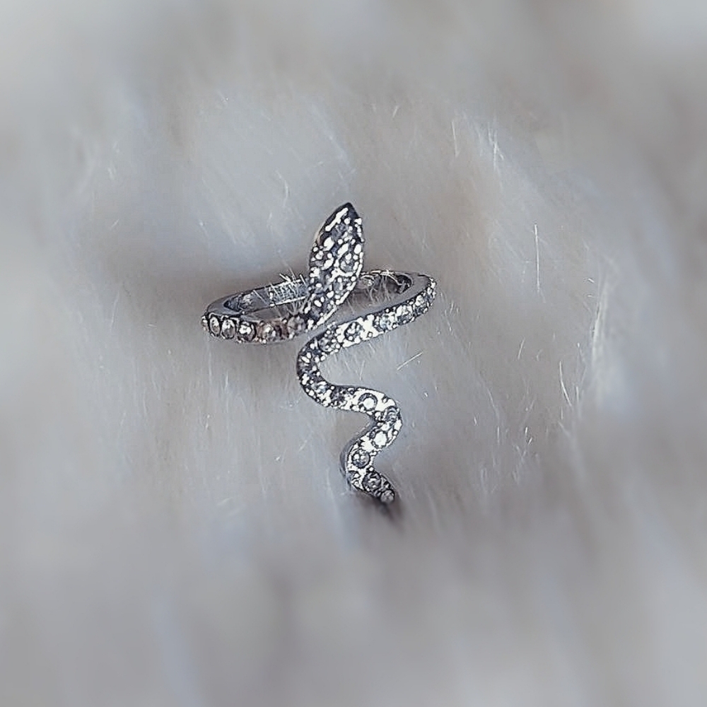 Silver Adjustable Modern Rhinestone Snake Ring NWOT - Great Gift 🎁